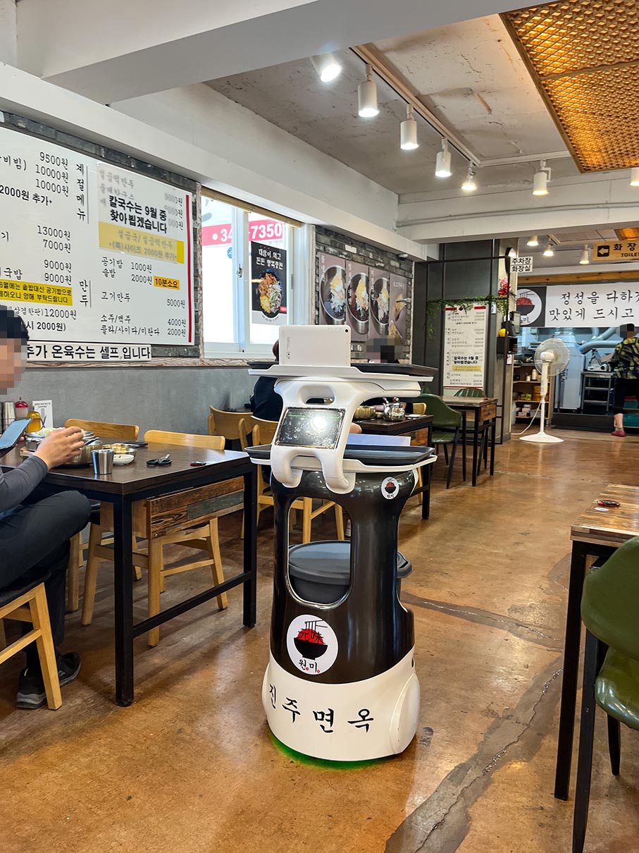 부산 덕천동 진주냉면 맛집 - 원미 진주면옥 - 테이블과 서빙로봇 덕천동 원미진주면옥