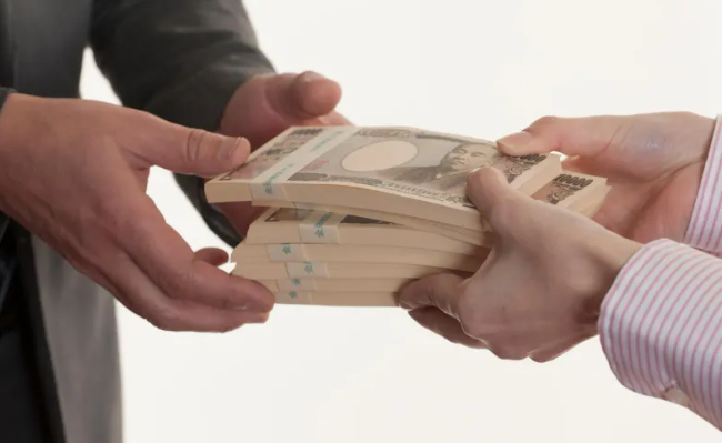 돈을받고있는모습