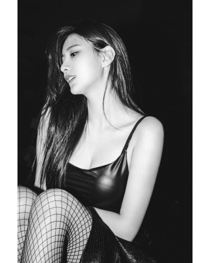 오하영, 이렇게 섹시했나...가죽 원피스 입고 치명 눈빛 [화보]