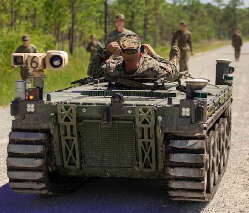  필요한 것은 무엇이든 실어 나르는 군용 로봇 'EMAV'  VIDEO:Marines Exercise with Expeditionary Modular Autonomous Vehicle (EMAV)