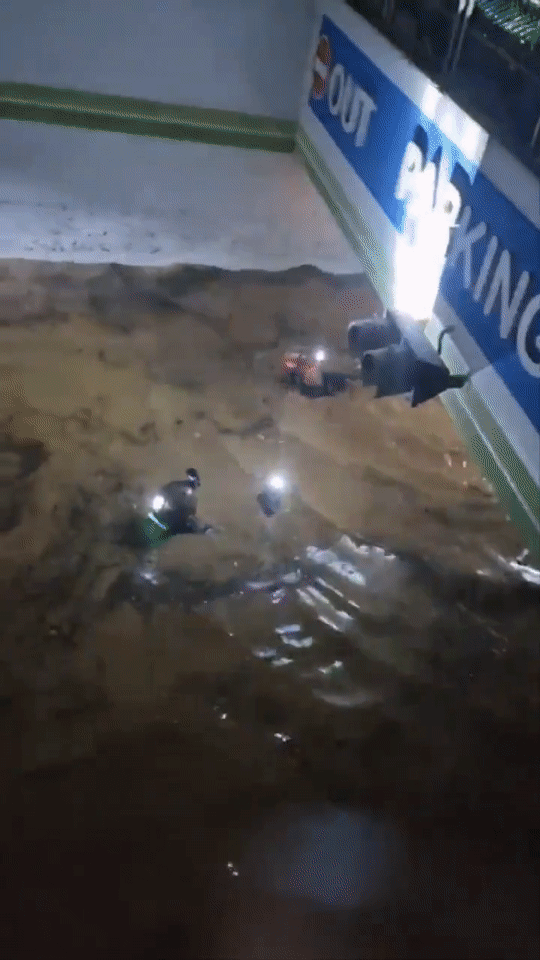  포항 지하주차장 실종자 구출 장면.gif