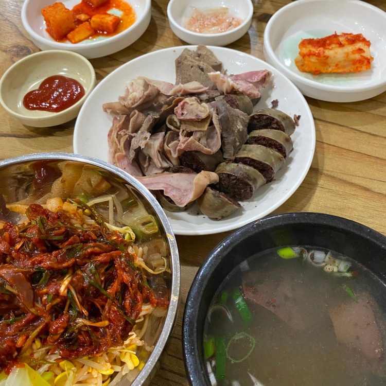 전북 익산 황동시장 택시맛객 고추장 양념 육회, 돼지 비곗살, 콩나물 등 채소 토핑 황동 육회 비빔밥 비빈밥 맛집 추천