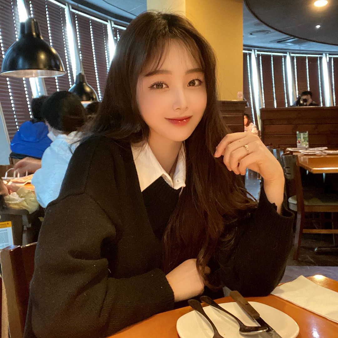  유튜브 러빈TV 러빈잇 룩북 김예령 인스타그램 셀카 사진