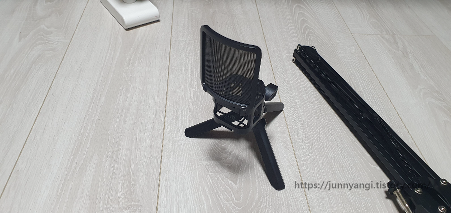 내돈내산 ZealSound A68S Professional Recording Microphone Set, 알리 익스프레스 USB 마이크 개봉기 및 녹음 품질 확인 - 4. 마이크 설치 - Tripod 방식 Tripod 방식 삼각대 형상
