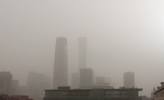 황사로 자욱한 베이징 시내 - 22일 오전 중국 베이징에 황사 황색경보가 내려진 가운데 베이징 시내 주요 건물이 황사로 인해 형체가 흐릿하게 보인다