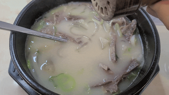 오가네소미러국밥-후추-뿌리기
