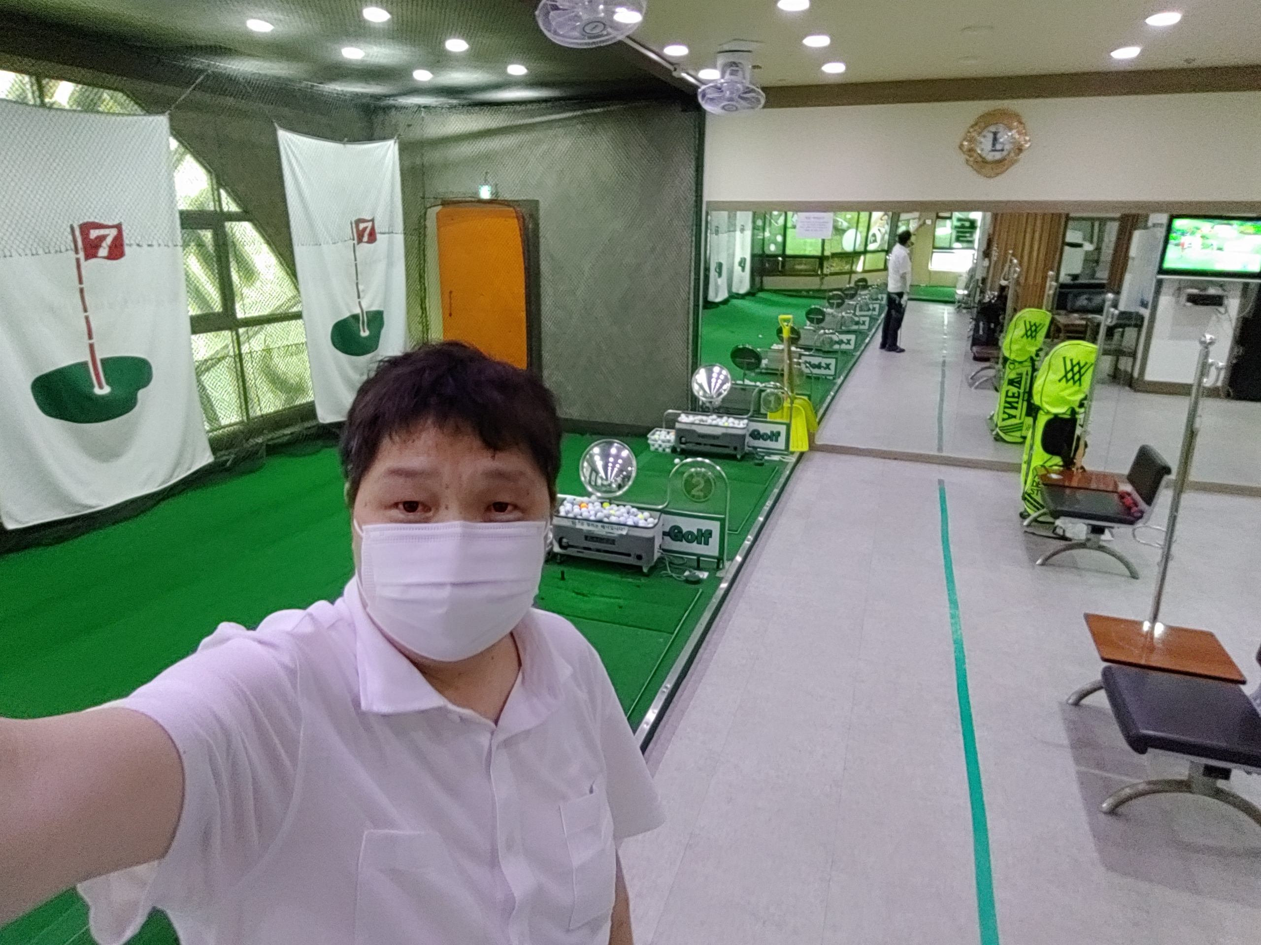  요즘 골프를 배우는 중이다.