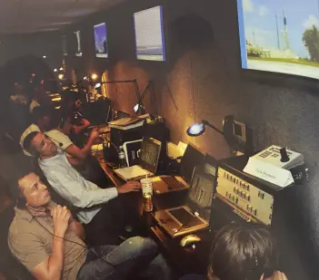 그림 4. 스페이스 X 의 이동형 우주 비행 관제 센터 모습. 여기서 머스크와 뮬러는 콰절린 섬에서 실시한 발사체를 모니터링 했다.