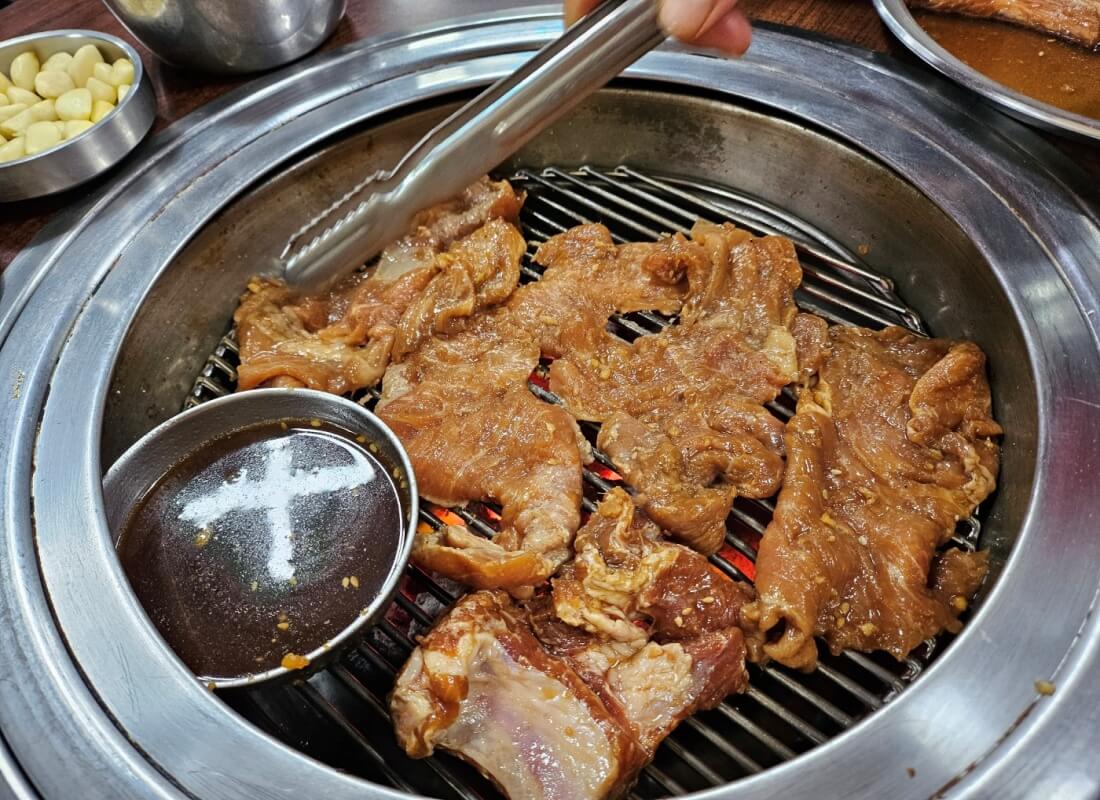 원조 청기와돼지갈비 식당의 돼지갈비 굽는 모습