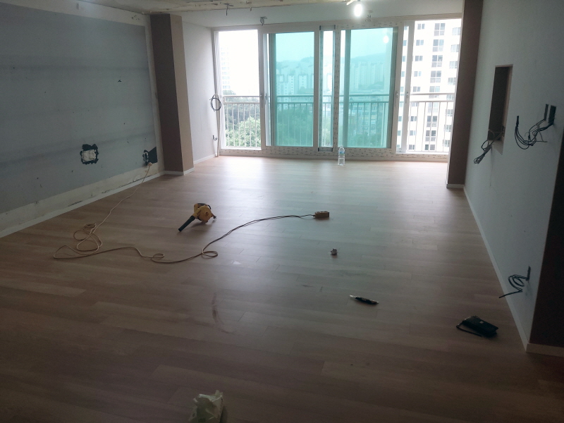 거실 벽면에 매입 박스를 시공한 무몰딩 인테리어 용인시 아파트 거실 리모델링 - 18