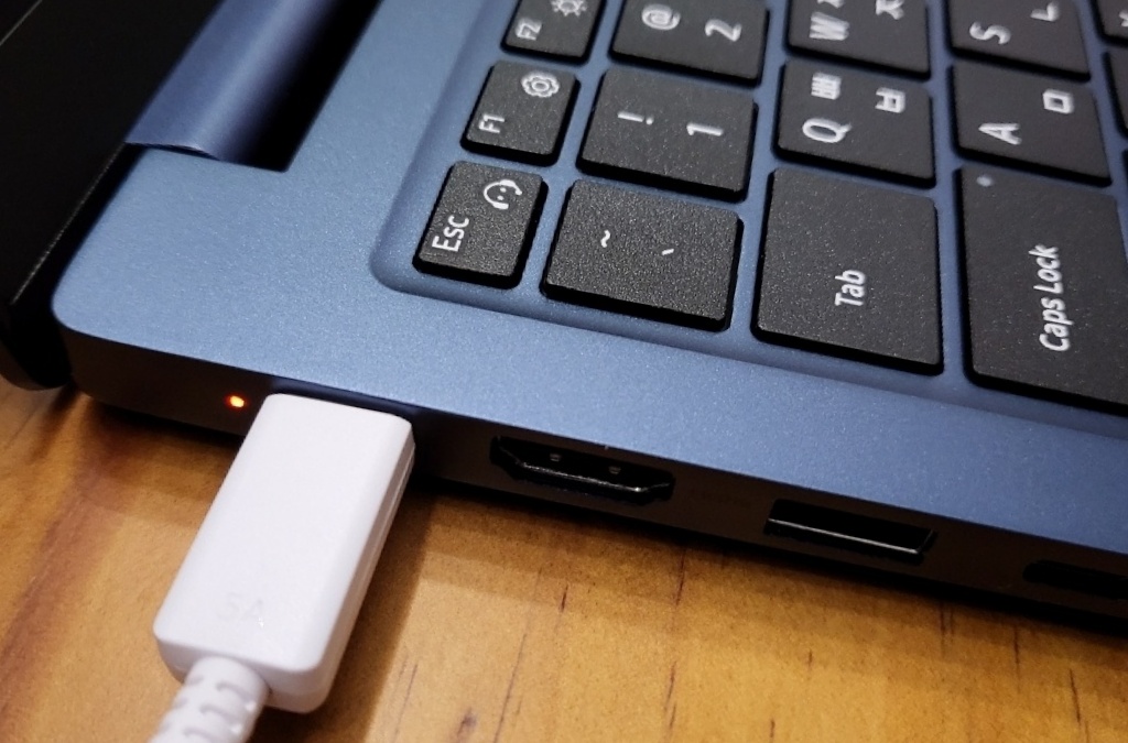 다양한 포트를 지원해 USB 허브를 가지고 다닐 필요가 없습니다. 모바일 기기나 모니터 등 주변 장치를 바로 연결해 사용할 수 있습니다.