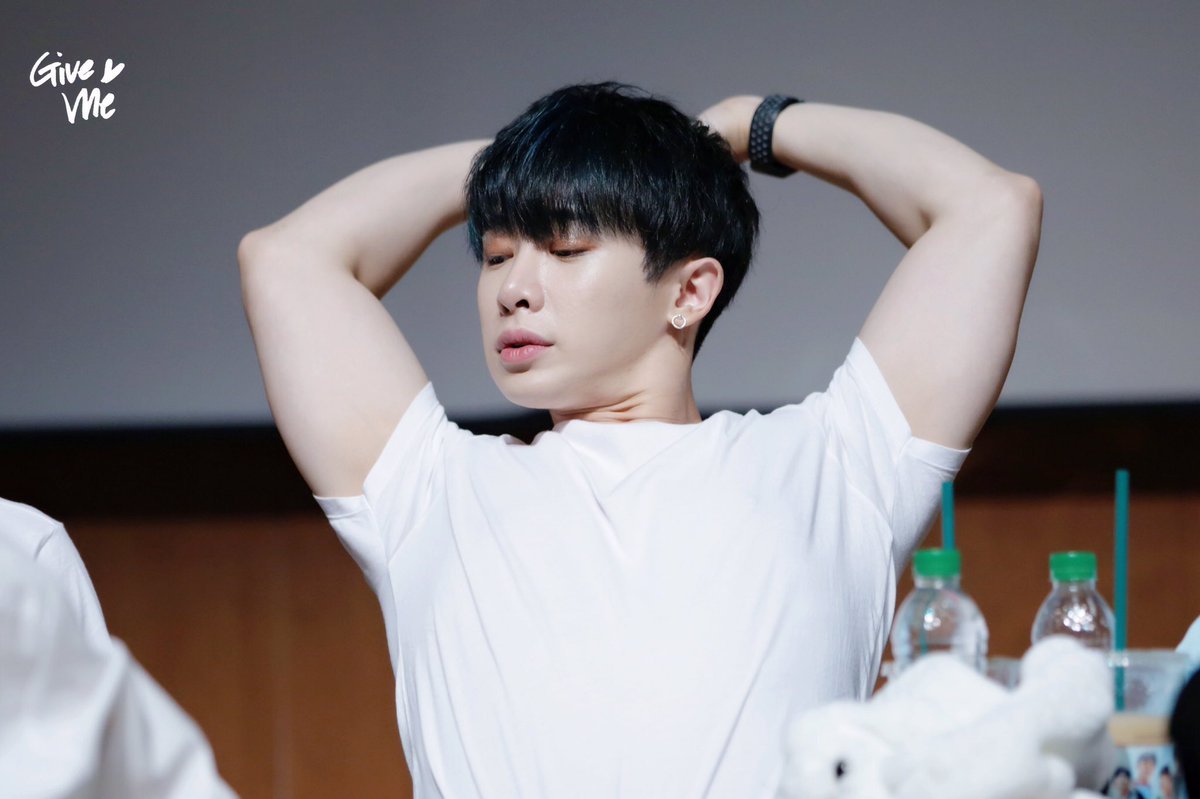  몬스타엑스 원호 복근.jpg