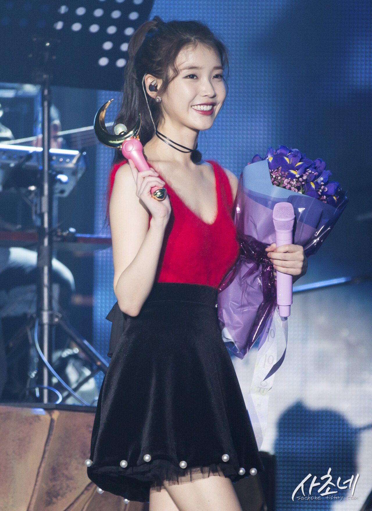  아이유 빨간색 민소매 콘서트 무대의상
