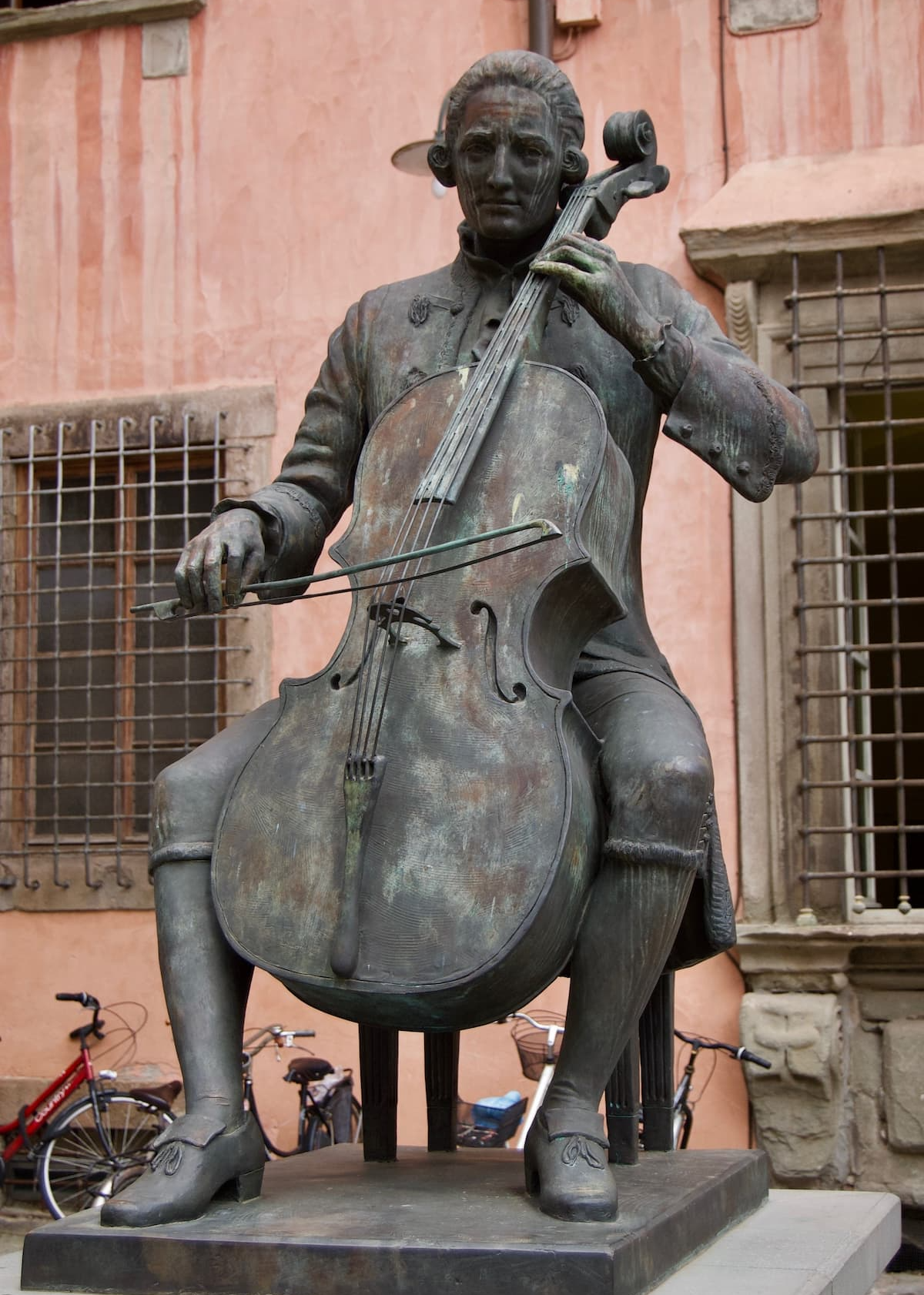 바이올린을 연주하고 있는 루이지 보케리니 동상이 있는 이미지입니다.