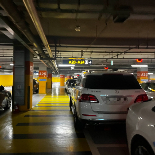 인천공항에 있는 2층 단기주차장 사진 