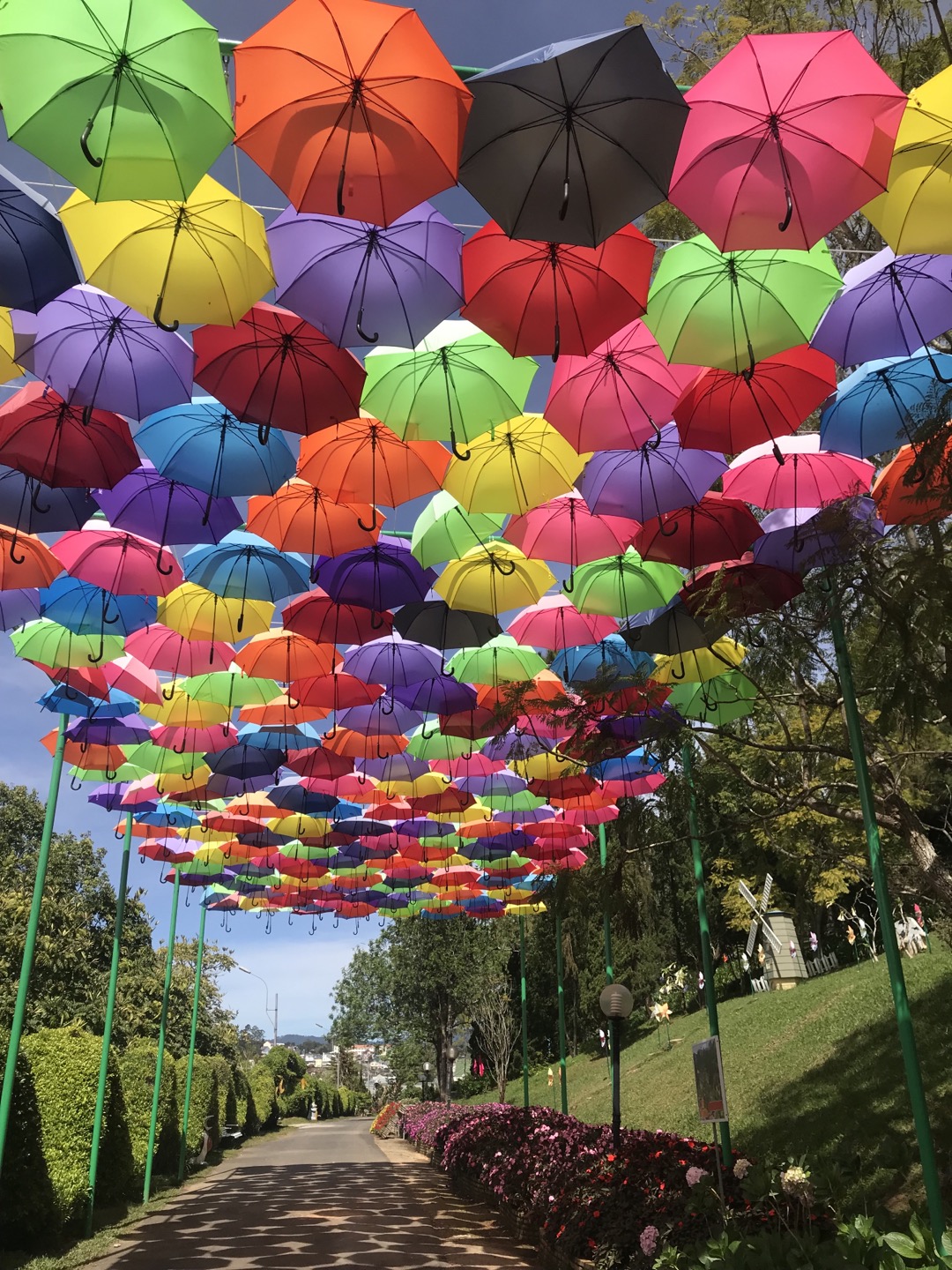 꽃 정원 내 우산 조형물 사진