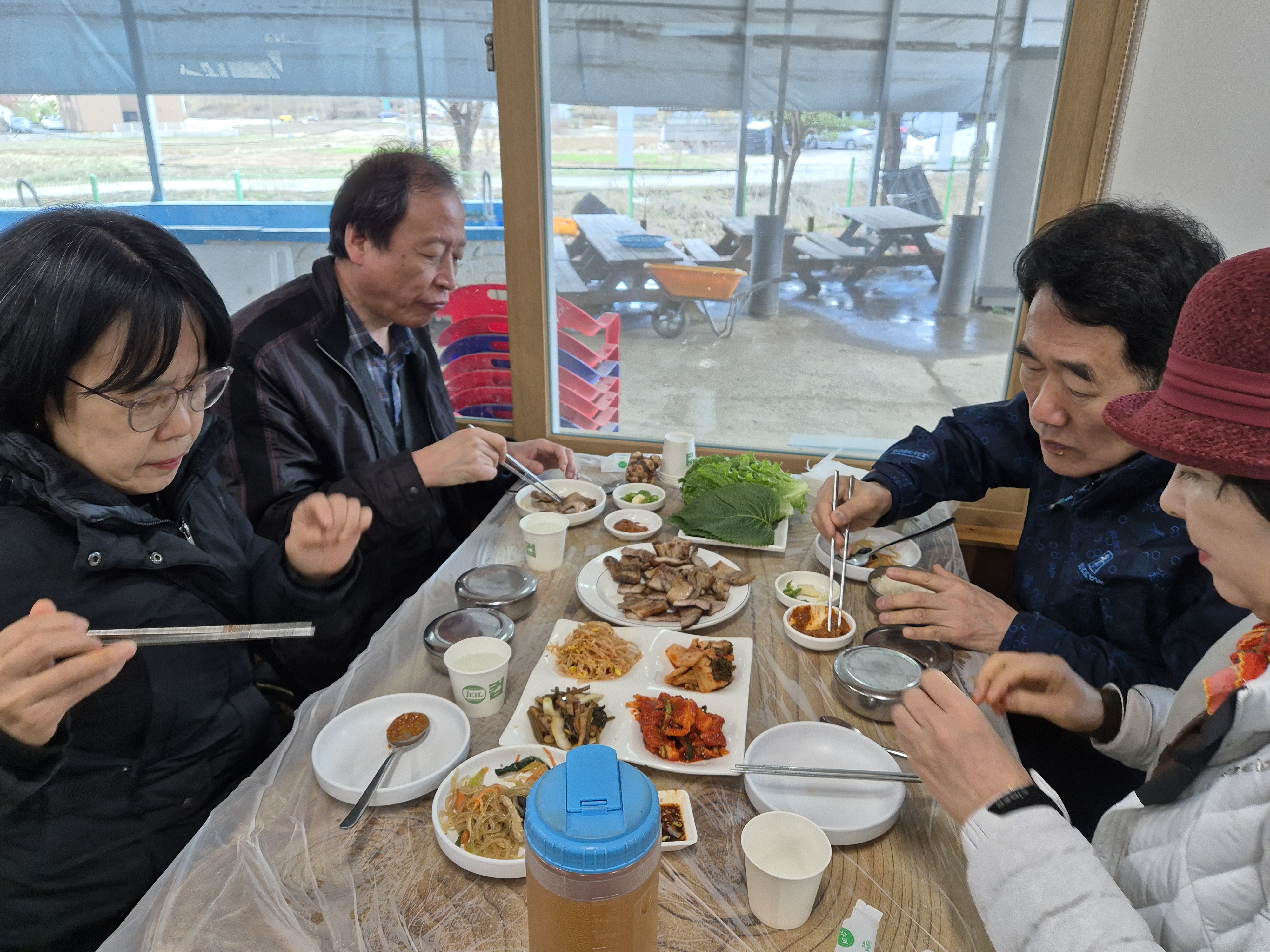 이미지설명: 삼겹살과 시골밥상 식사를 하시는 모습