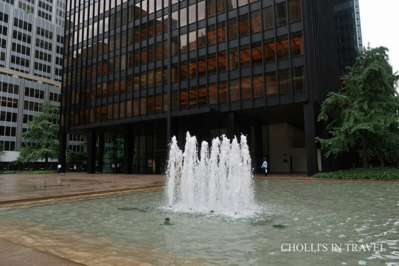 뉴욕 시그램빌딩의 공개광장 분수에서 물이 나오는 모습