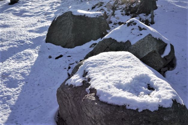 바위 몇 개 위에 쌓인 눈&#44; 설경&#44; 햇빛에 지는 바위 그늘&#44;