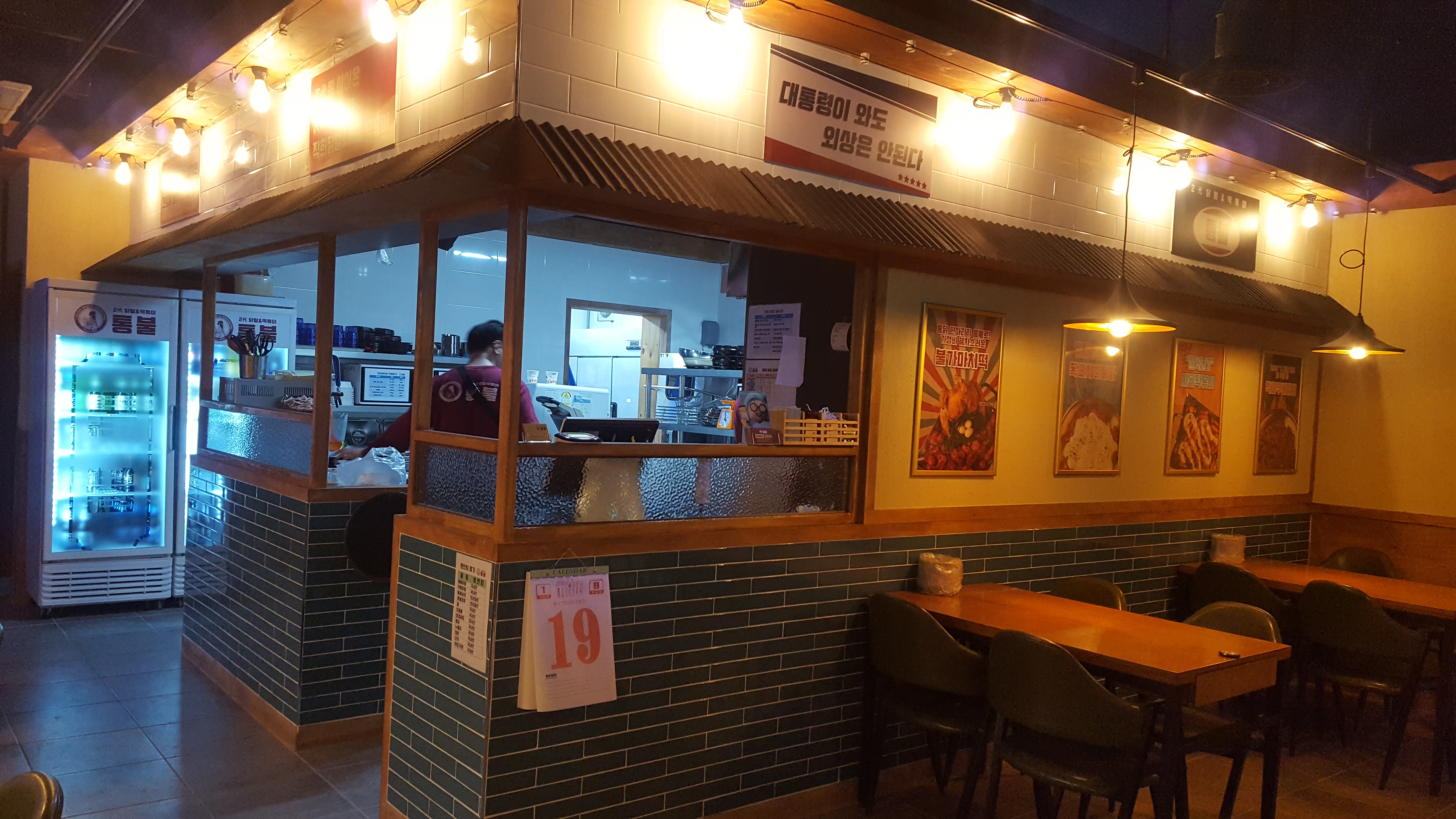 또한 여러 이벤트도 진행하고 있어 친구들과 함께 즐거운 시간을 보내기 좋은 곳이에요.영업시간은 오후 5시부터 새벽 4시까지로, 늦은 시간까지도 운영하고 있으니 언제든지 들러보세요!