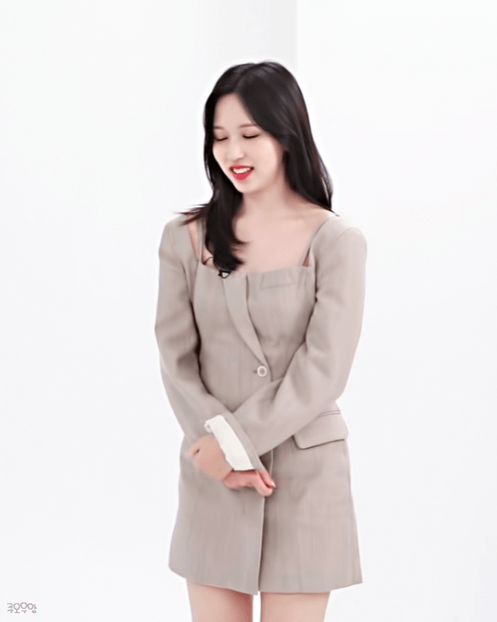  몸으로 이모지 표현하는 미나