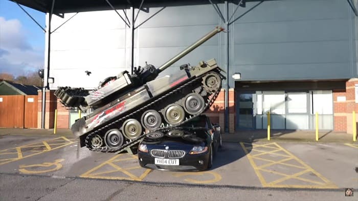 BMW 위에 올라탄 영국 탱크...하지만 멀쩡! VIDEO:Tank Climbs on Top of a Small 15-Year-Old Roadster; the Car Shakes It Off and Drives Away