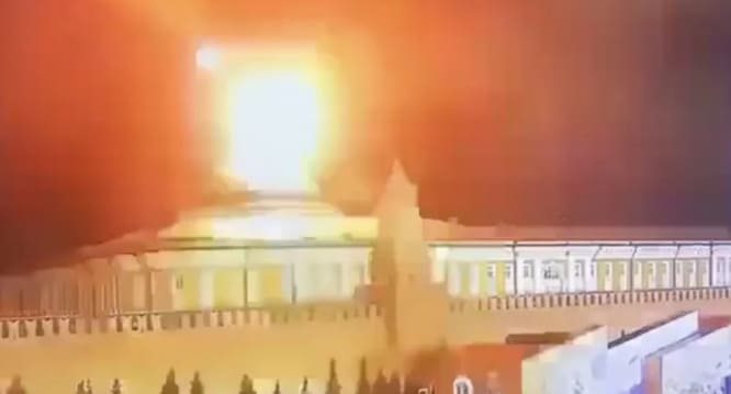  달밤에 크렘린궁에서 섬광이...푸틴 암살? VIDEO: Putin survives alleged 'assassination attempt' at Kremlin