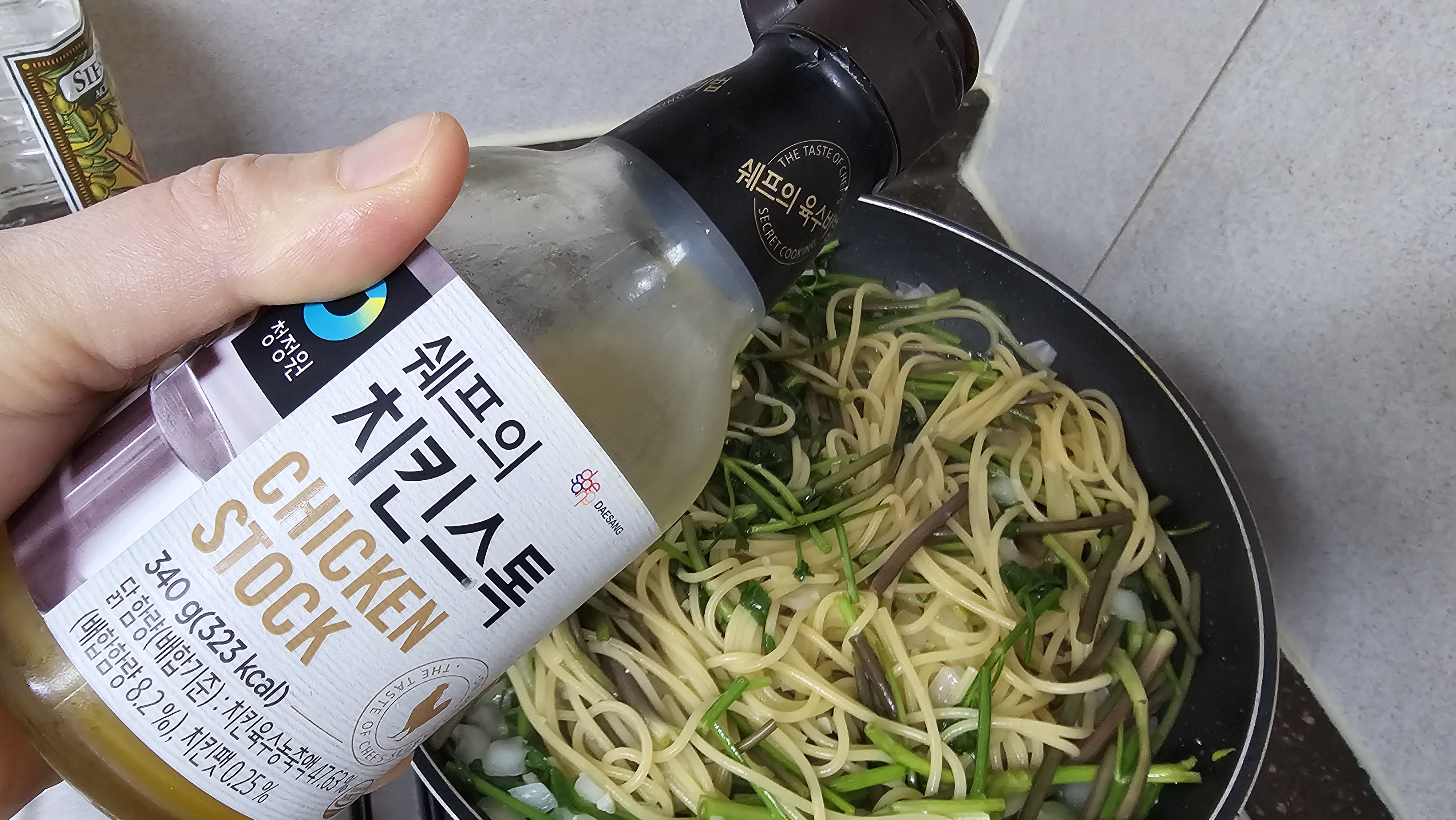 치킨스톡을 넣어야 맛이 깊어져요