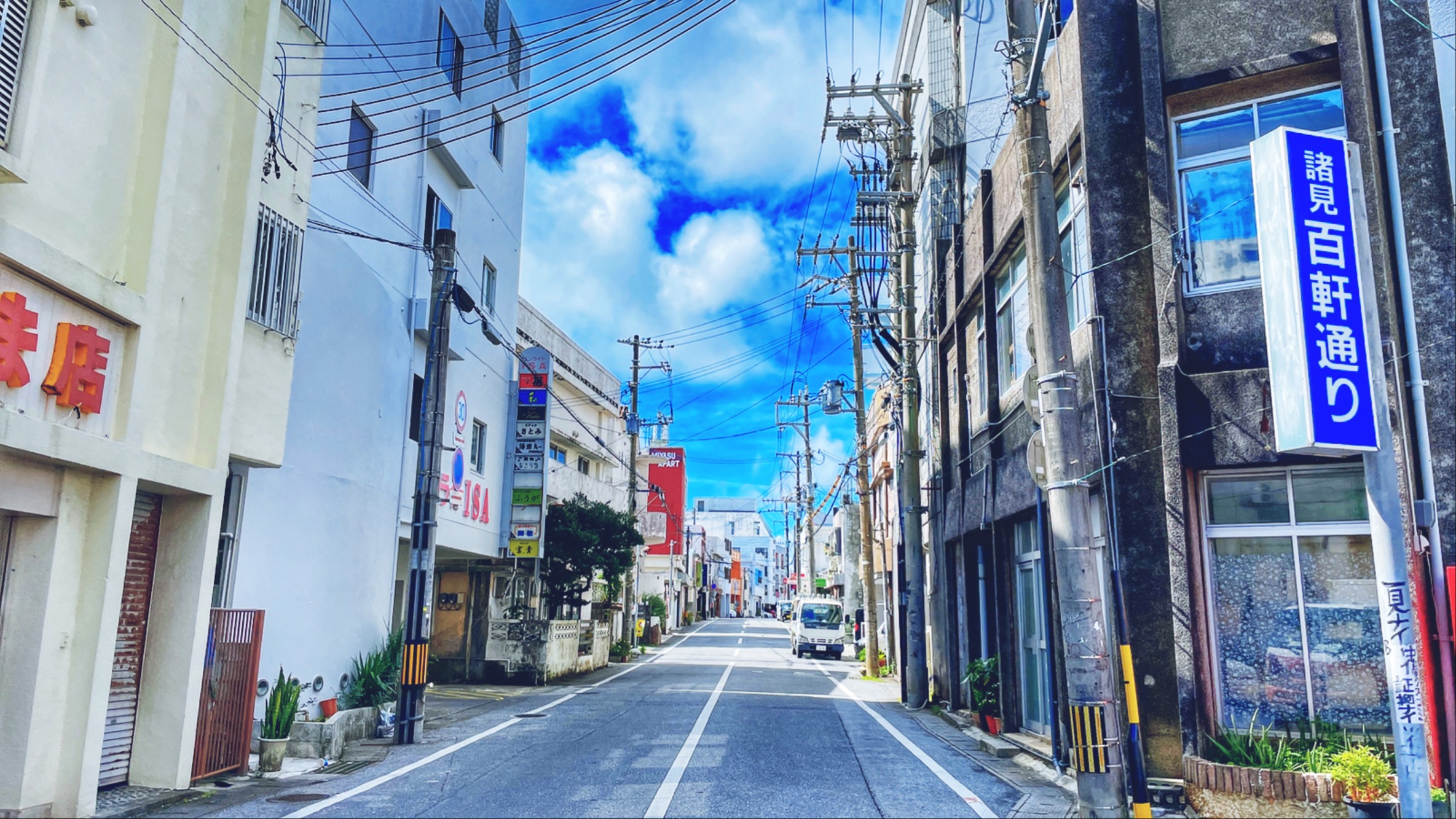 通りの歩道の眺め