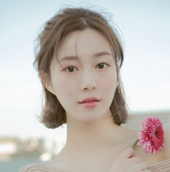  이승기 소속사 결별 및 이다인 열애설 인정.