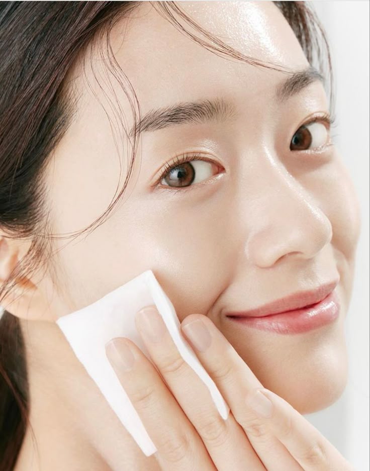 보습제로 마무리하는 여성
