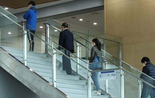  거리두기 소홀 사례 '예천 집단감염'