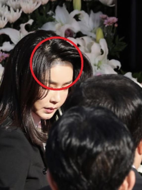 "가발인가 화장인가??" 이슈화 될것을 전혀 신경쓰지 않는 그들의 행위