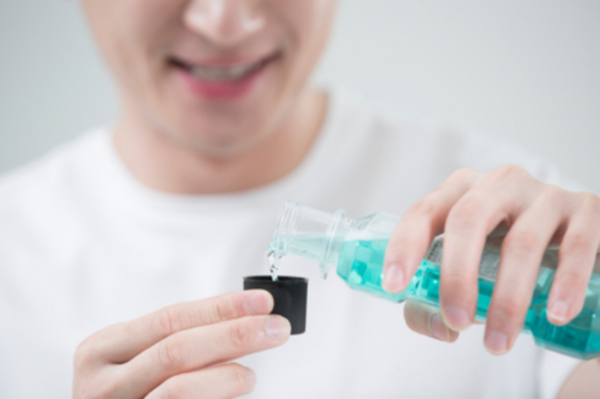 구강청결제 사용하는 모습