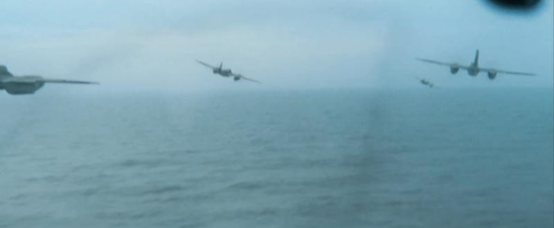 영국군 폭격기가 코펜하겐 셀후스로 저공비행을 통해 바다를 건너가는 스틸컷 사진
