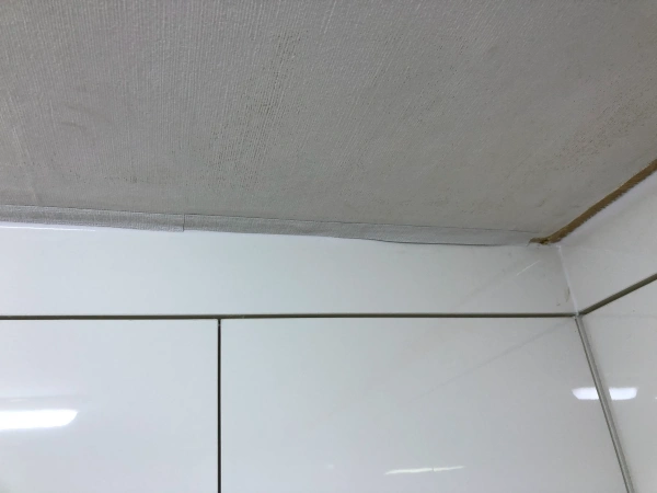 싱크대와 천장 사이를 남은 도배지로 붙여본 모습