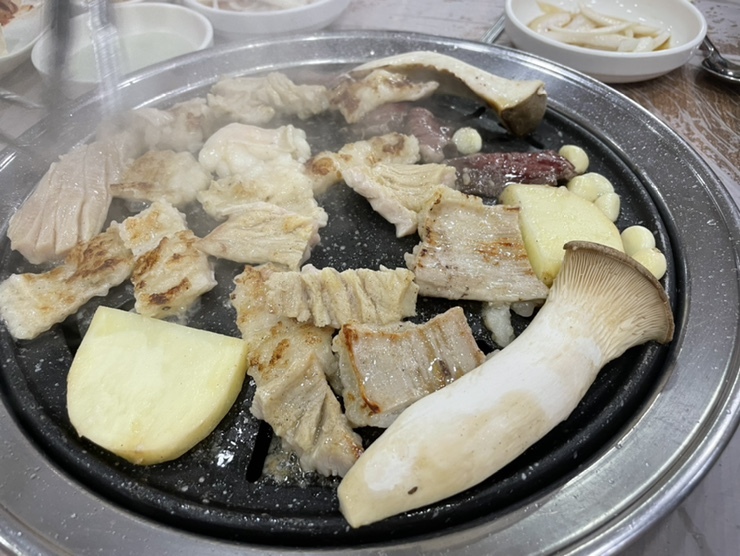 불판에 놓인 양대창 이미지