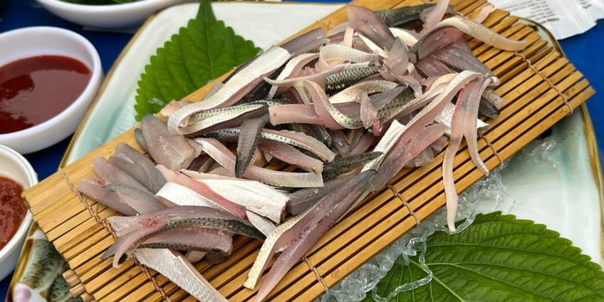 손질되어 있는 전어 요리