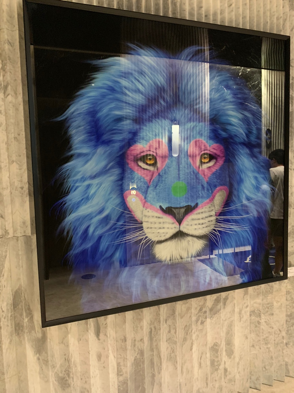 몬드리안 호텔 벽에 걸린 사자 그림