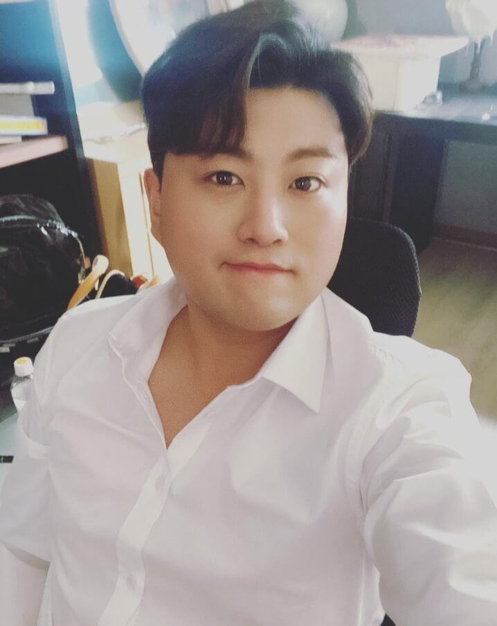 의자에앉아있는-셔츠입은남성의모습