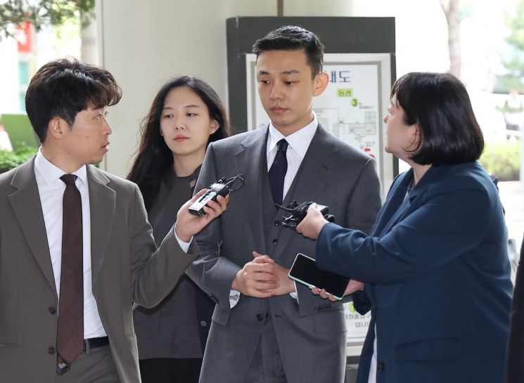 마약 상습 투약 혐의를 받는 배우 유아인(본명 엄홍식)이 16일 오후 서울 서초구 서울중앙지법에서 열린 1심 4회 공판에 출석하고 있다. 출처 연합뉴스&#44; 아시아경제