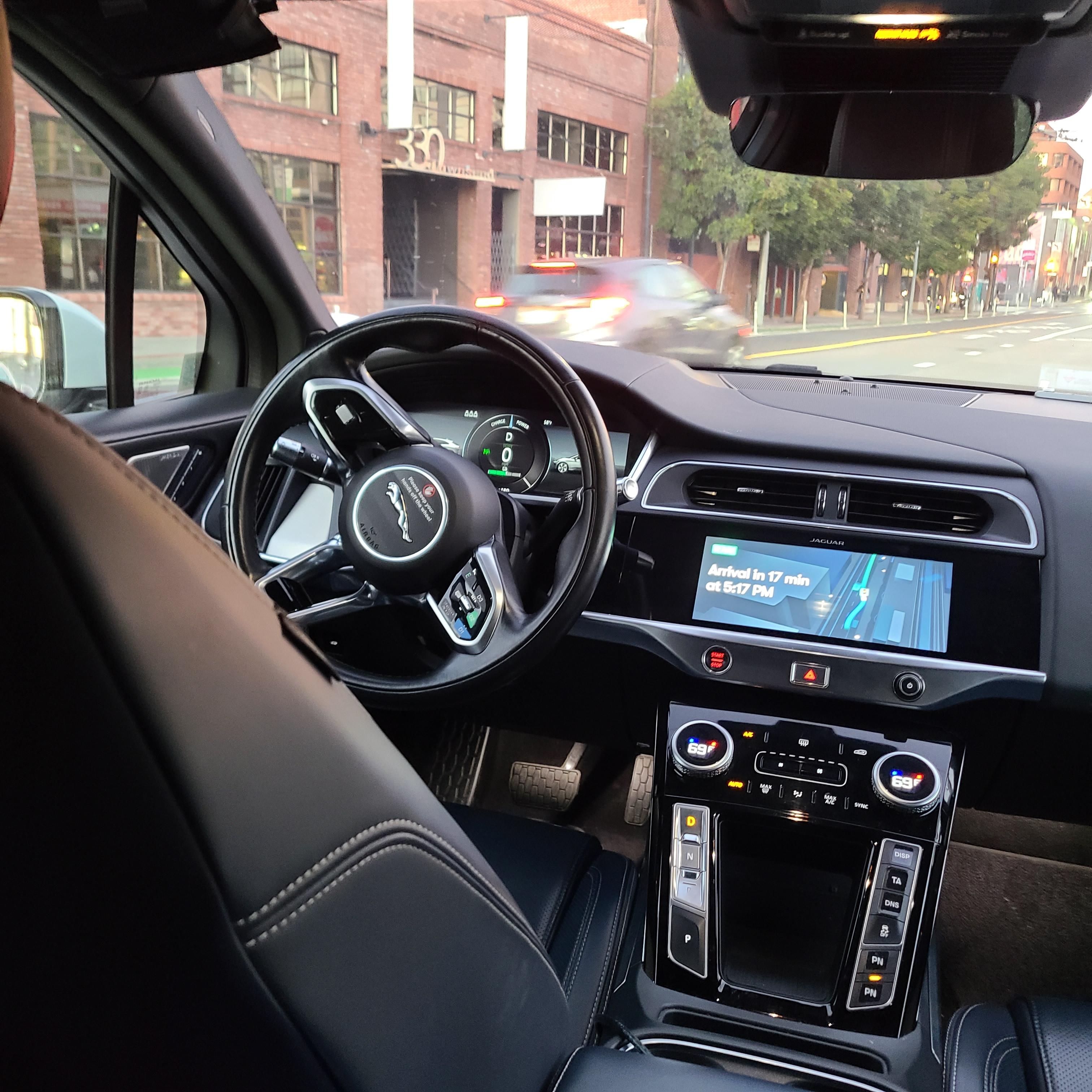 자동으로 움직이는 자율주행 웨이모 (Waymo)의 운전대