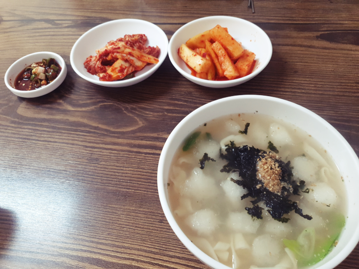 고향의맛손칼국수감자옹심이_옹칼국수