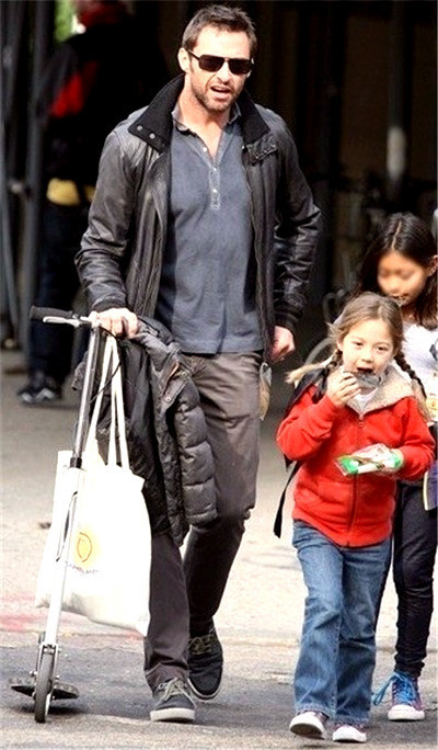 휴잭맨과 그의 딸 에바가 함께 걸어가는 모습