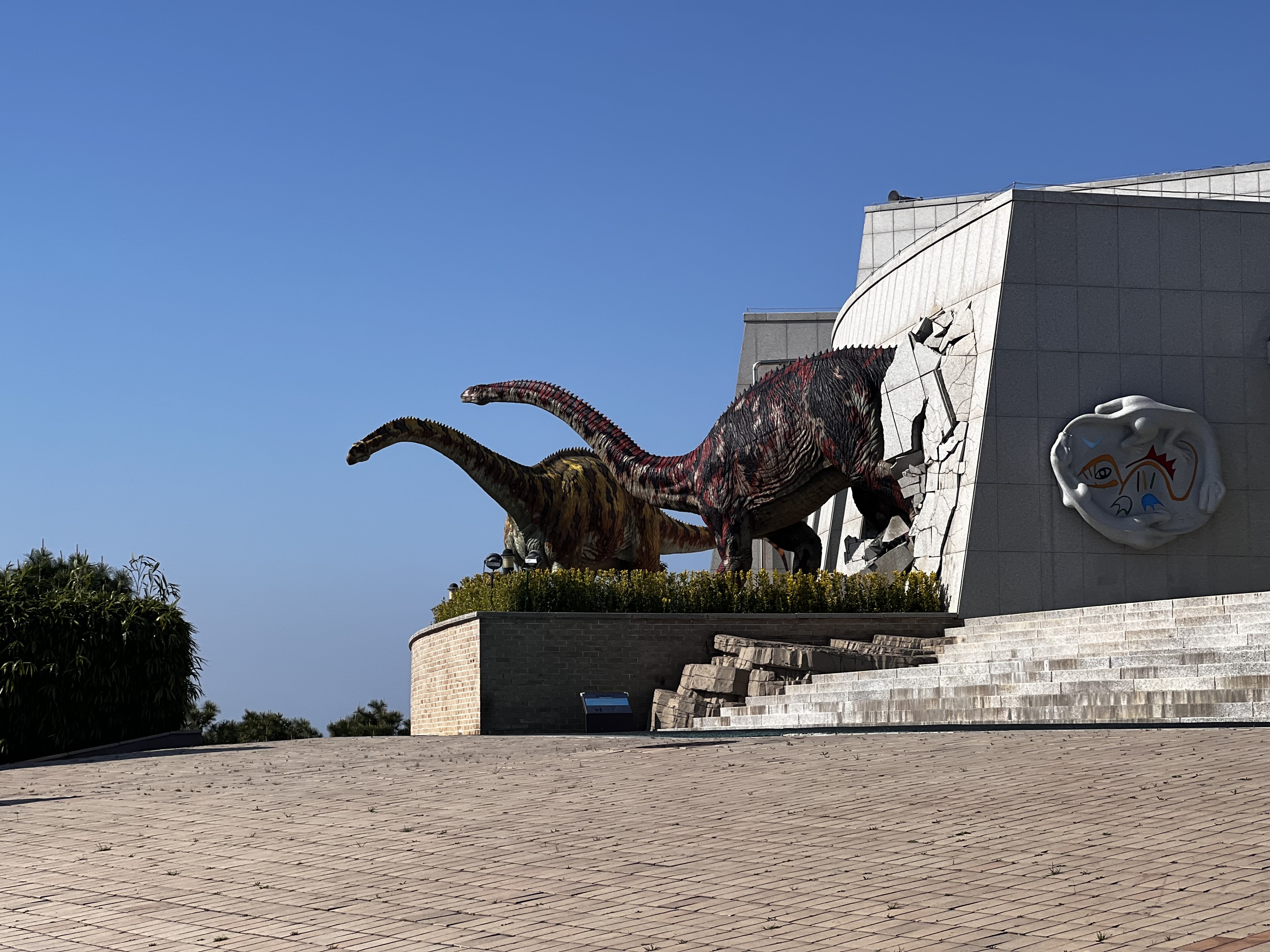 민수랜드-해남공룡박물관 야외 벽뚫는공룡
