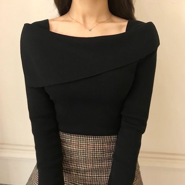 슬림핏 사선 언발 오프숄더 니트티