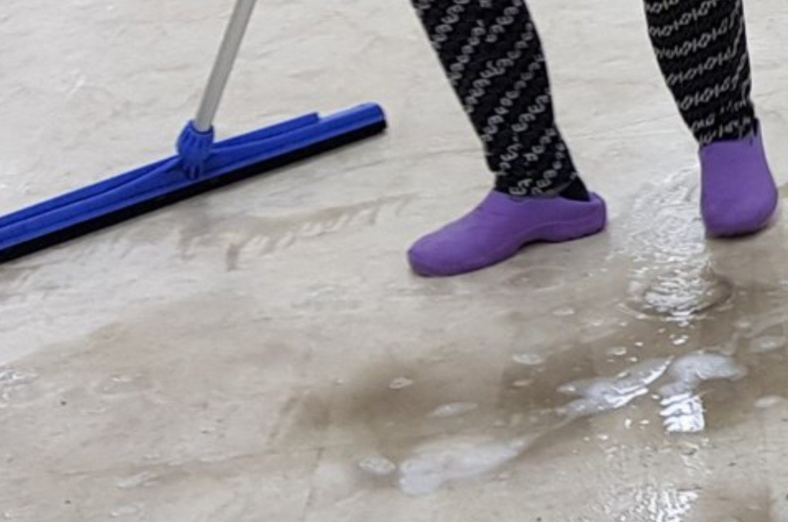 바닥에 물을 부워서 방치한 다음 청소하는 방식인 업체는 피해야 한다.