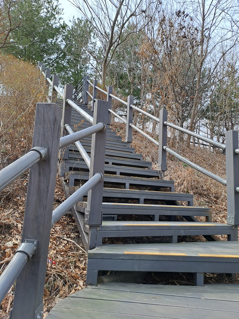 계단을 올라 시인의 언덕으로