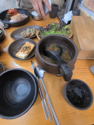 진주 맛집 장독대항아리보쌈의 점심특선 1인보쌈과 기본찬이 한가득 차려졌습니다