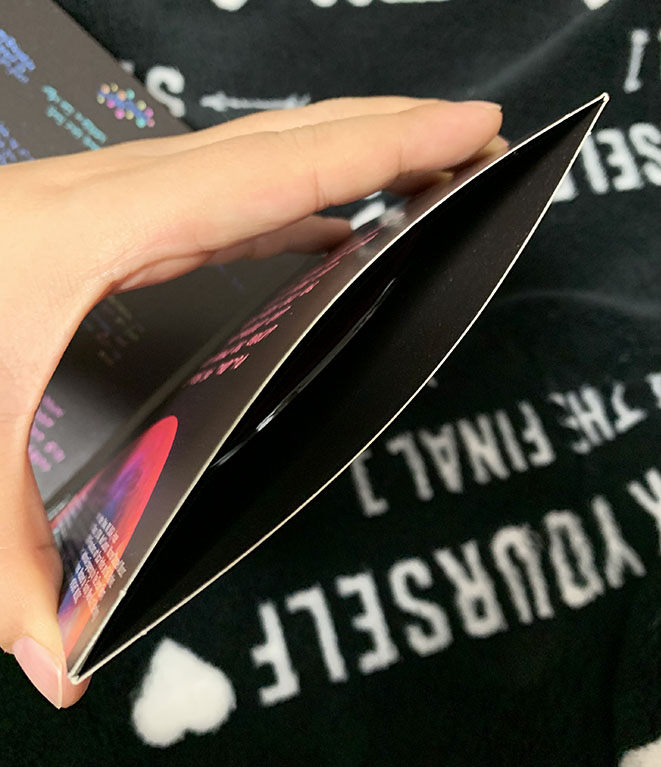 콜드플레이 싱글 마이유니버스 CD는 종이 커버사이에 들어있다.
